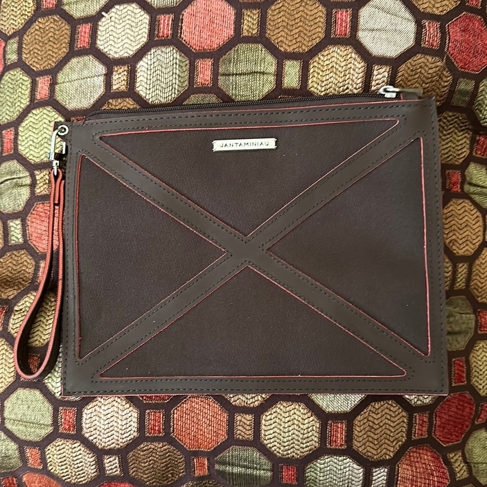 Jantaminiau Wristlet